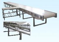 Conveyer for meat cutting.